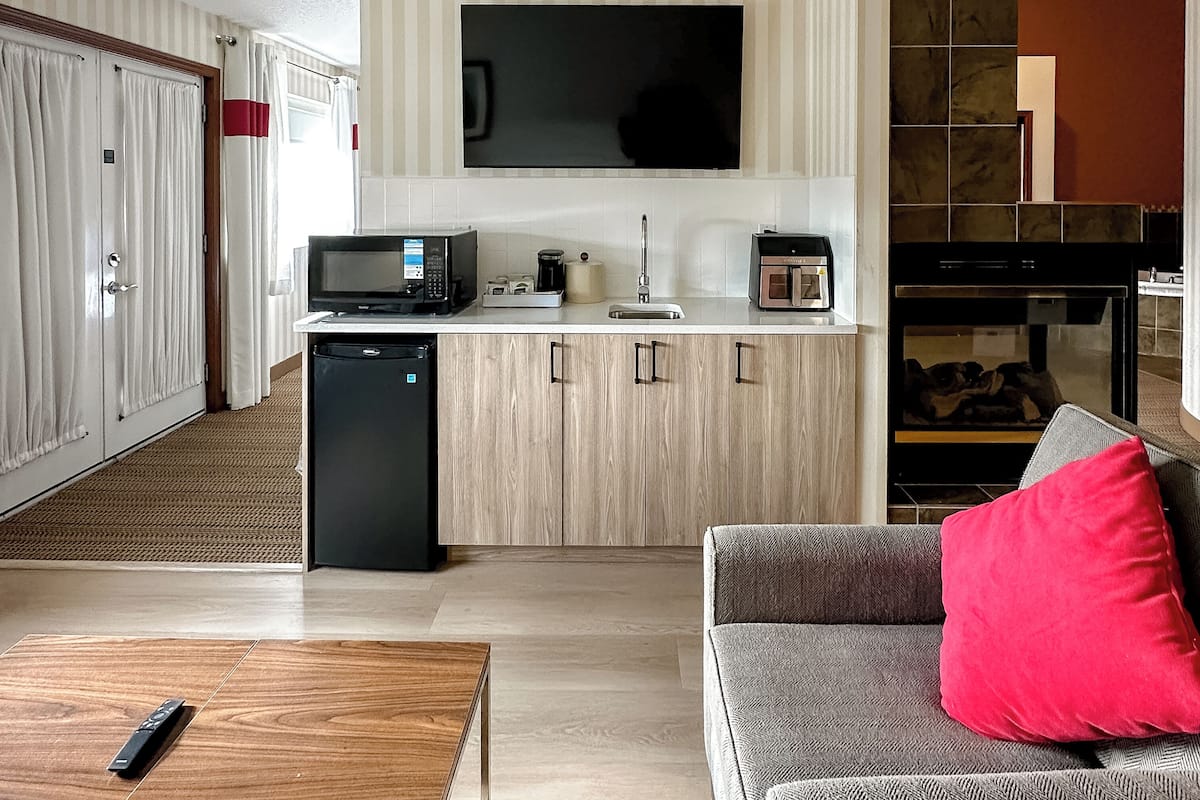 Superior Room, 1 King Bed, Balcony | 2 bedrooms, pillow-top beds, desk, laptop workspace