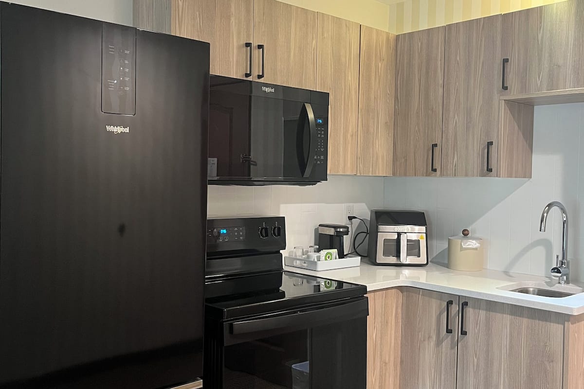 premium room, 1 queen bed, kitchen | private kitchen | coffee/tea maker