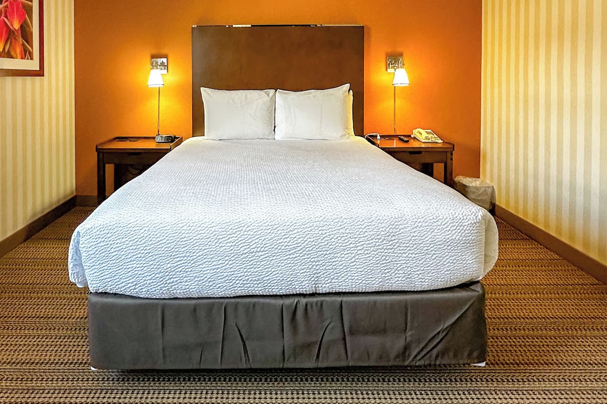 2 bedrooms, pillow-top beds, desk, laptop workspace