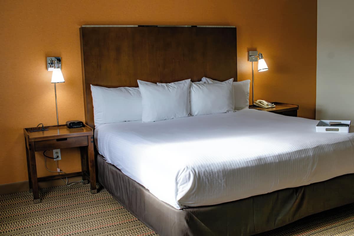 2 bedrooms, pillow-top beds, desk, laptop workspace