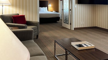 Deluxe kamer, 1 kingsize bed | Woonruimte | Een 42-inch smart-tv met kabelzenders