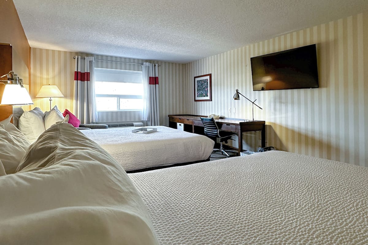 2 bedrooms, pillow-top beds, desk, laptop workspace