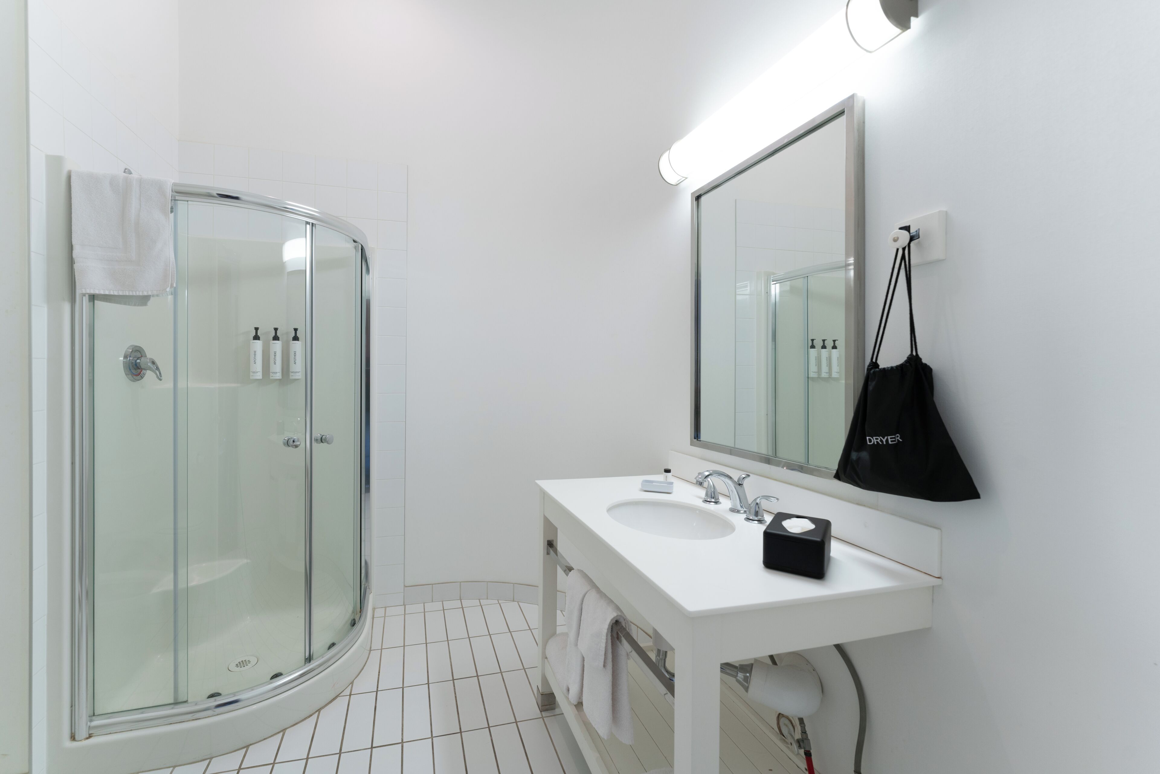 Superior kamer, 1 kingsize bed, balkon | Badkamer | Gratis toiletartikelen, een haardroger, handdoeken, zeep