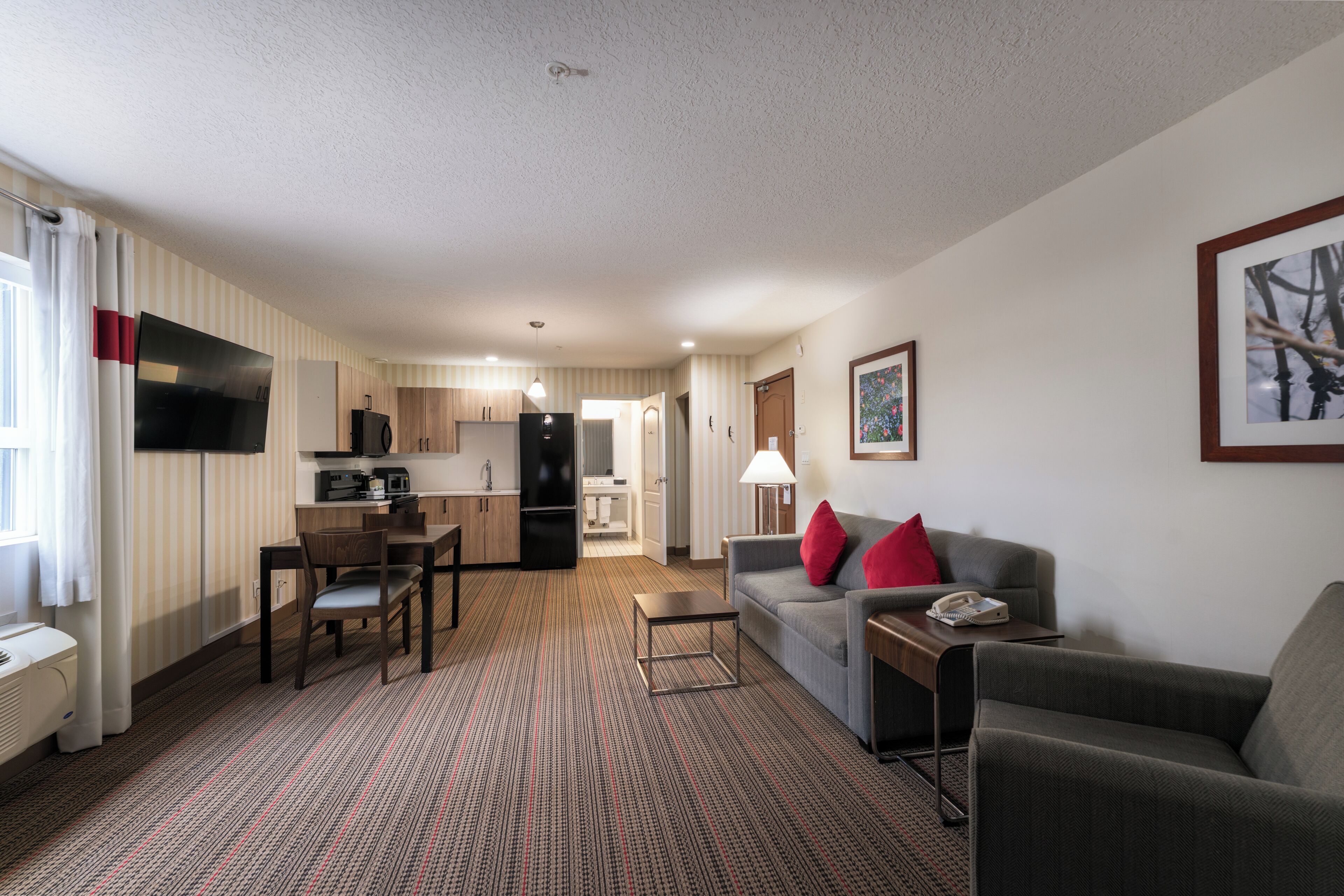 Premium Room, 1 King Bed | Living area