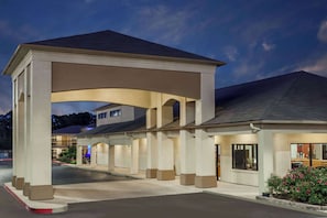Exterior - Days Inn & Suites by Wyndham Huntsville (Huntsville)