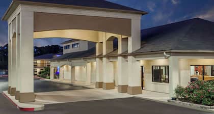 Days Inn & Suites by Wyndham Huntsville