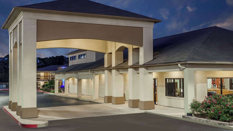 Days Inn & Suites by Wyndham Huntsville