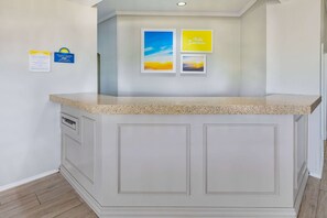 Reception - Days Inn & Suites by Wyndham Huntsville (Huntsville)