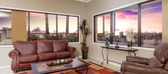 Days Inn & Suites by Wyndham Huntsville