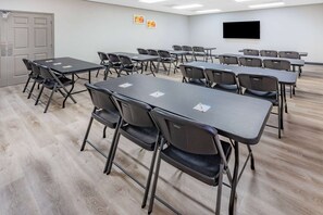 Meeting facility - Days Inn & Suites by Wyndham Huntsville (Huntsville)
