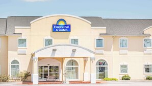 A Days Inn & Suites building with a large entrance, multiple windows, and a clear sky. - Days Inn & Suites by Wyndham Swainsboro (Swainsboro)