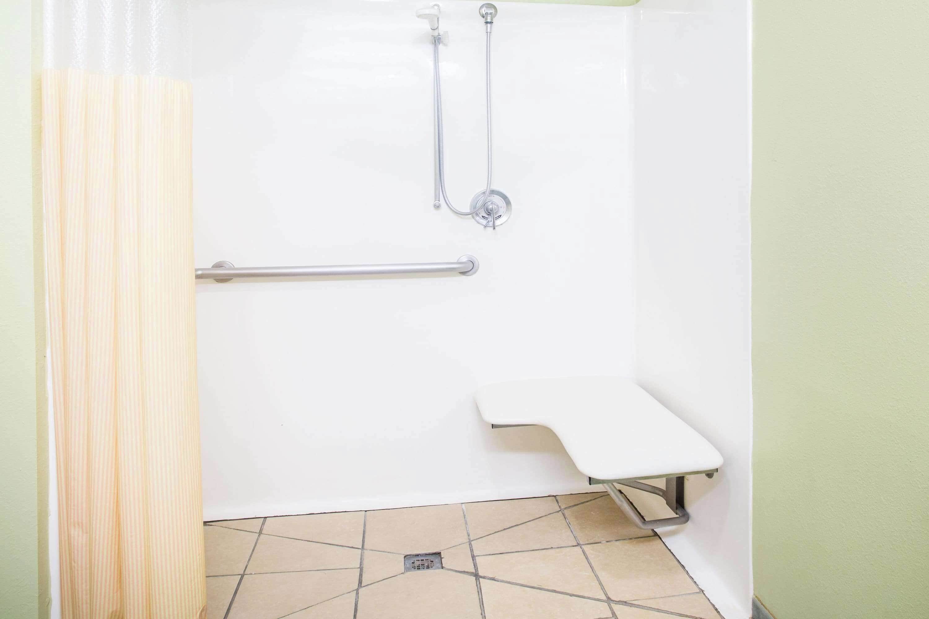 Salle de bain accessible aux personnes à mobilité réduite