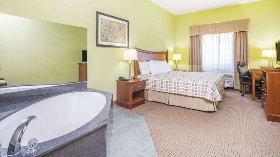 Days Inn & Suites by Wyndham Swainsboro