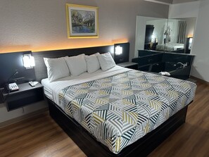 Escritorio, espacio para trabajar con laptop y wifi gratis 