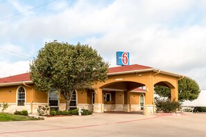 Property entrance - Motel 6 Alvarado, TX (Alvarado)