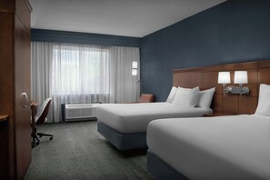 مكتب وستائر تعتيم وتجهيزات عازلة للصوت ومكواة/لوح كي