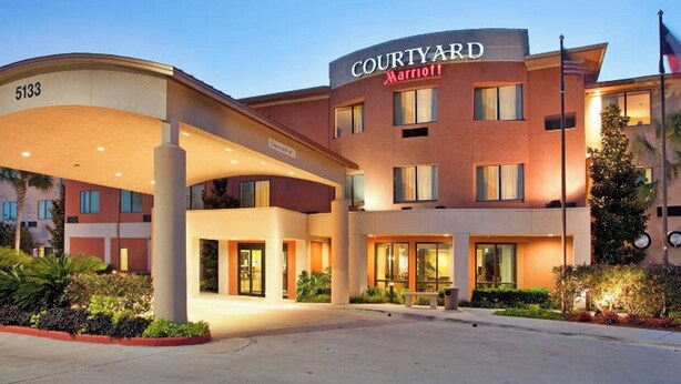 A Courtyard Marriott hotel with a modern design, featuring a prominent entrance and multiple windows. - Courtyard by Marriott Corpus Christi (Corpus Christi)