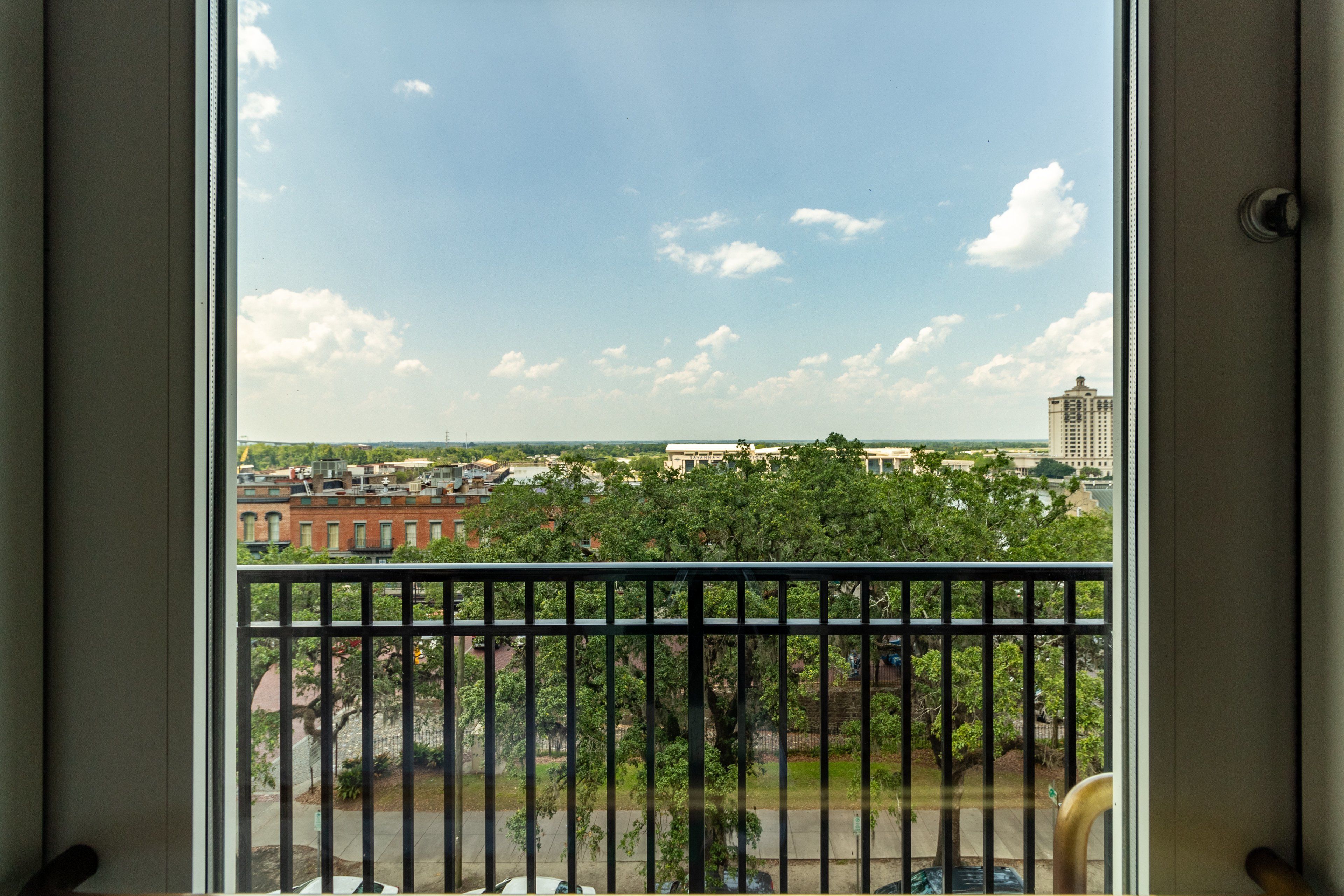 デスク、ノートパソコン用作業スペース、アイロン / アイロン台、ベビーベッド (無料)