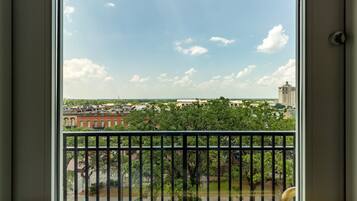 1 habitación, escritorio y espacio para trabajar con laptop