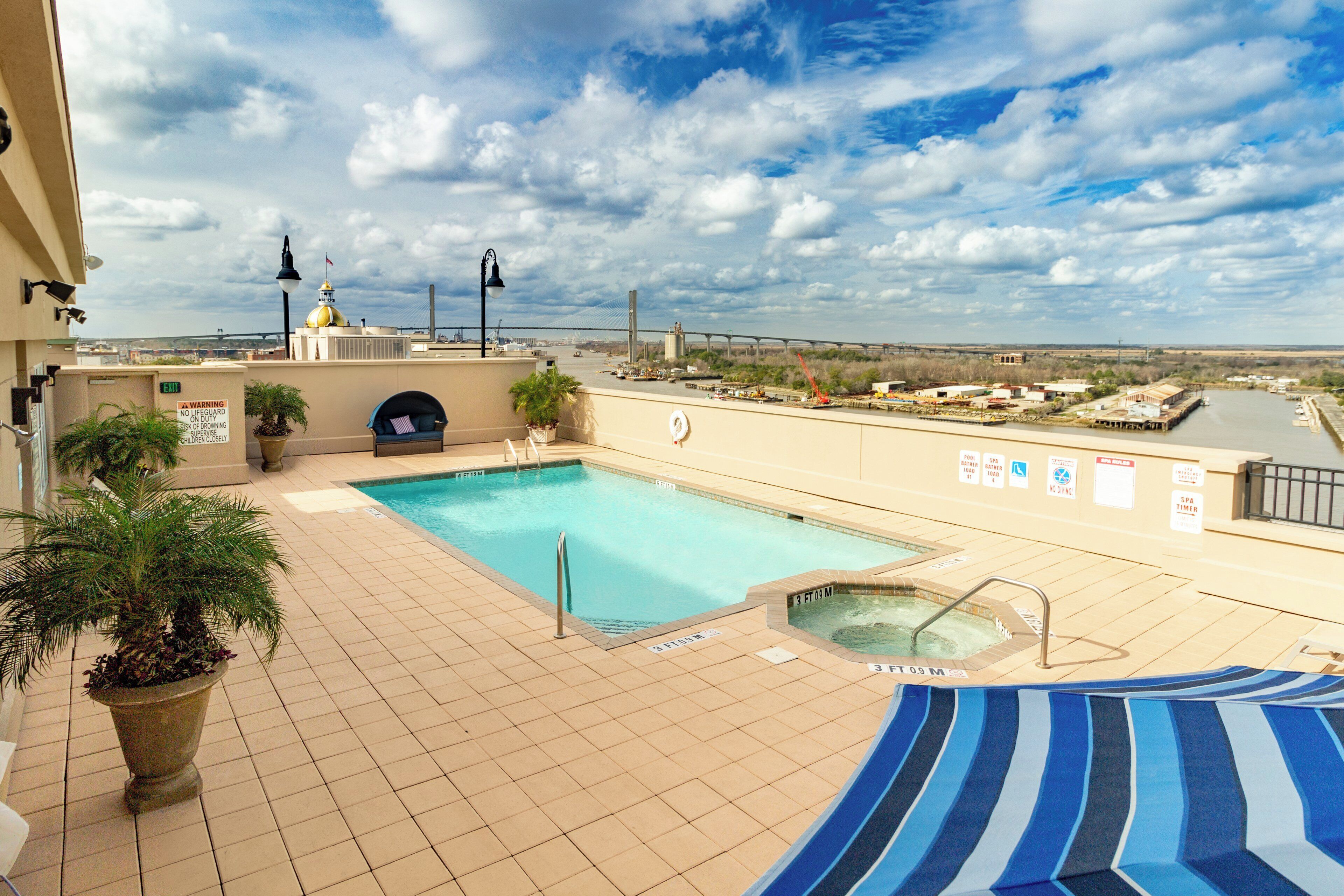 Piscina en la azotea con vista a un puente y al horizonte urbano.
