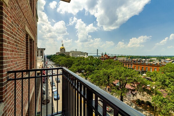 A balcony with a view of a cityscape, including buildings and a bridge. - Holiday Inn Express Savannah - Historic District by IHG (Savannah)