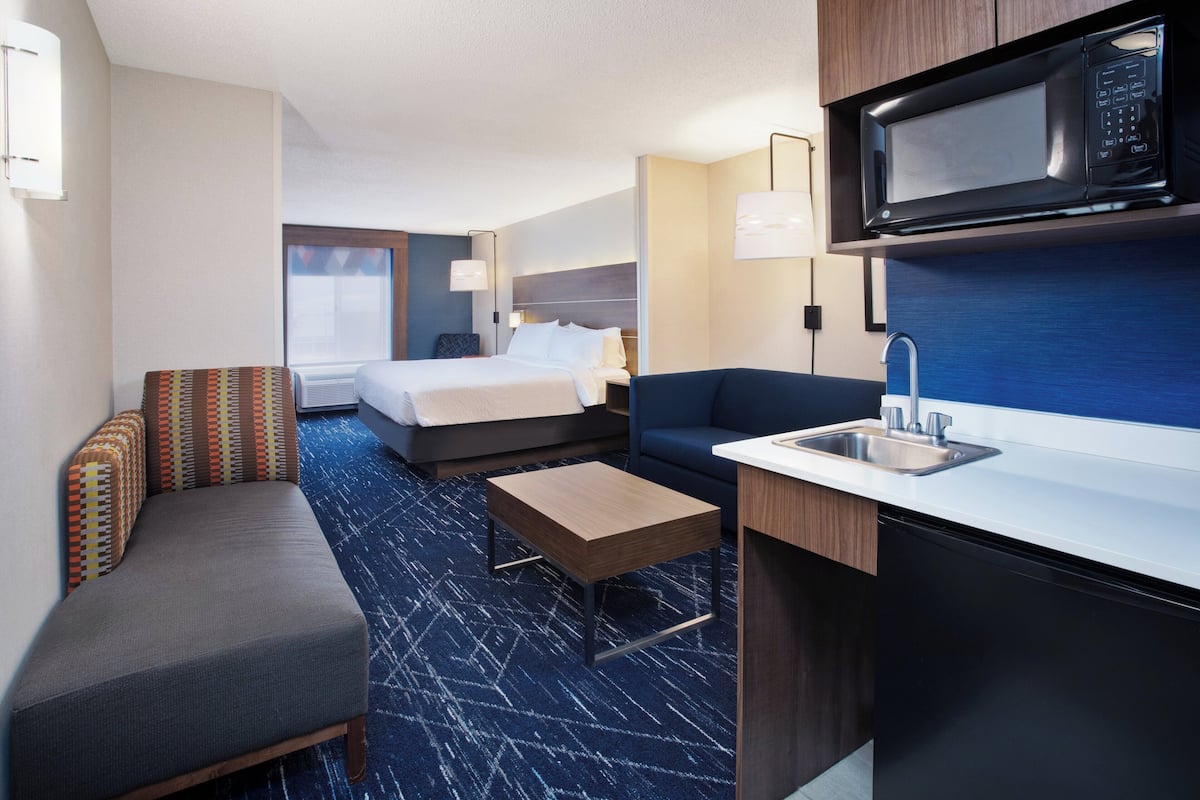 suite, 1 king bed | in-room safe, desk, blackout curtains, soundproofing