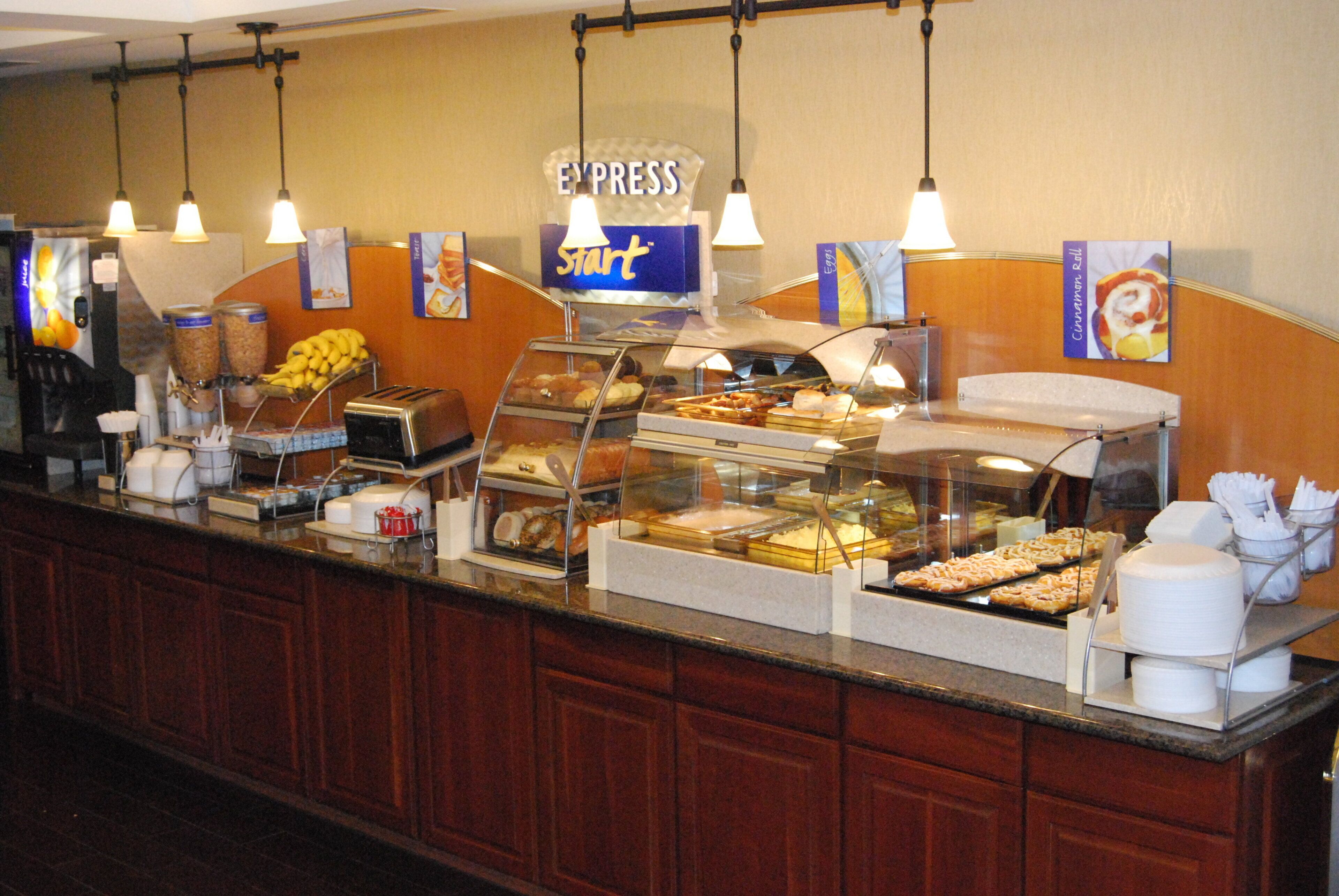 Een buffet met verschillende gerechten en een bord waarop 'EXPRESS' staat.