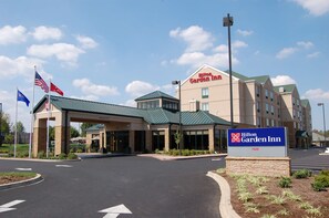 A Hilton Garden Inn with a clear entrance, a covered walkway, and a sign indicating the address. - Hilton Garden Inn Bowling Green (Bowling Green)