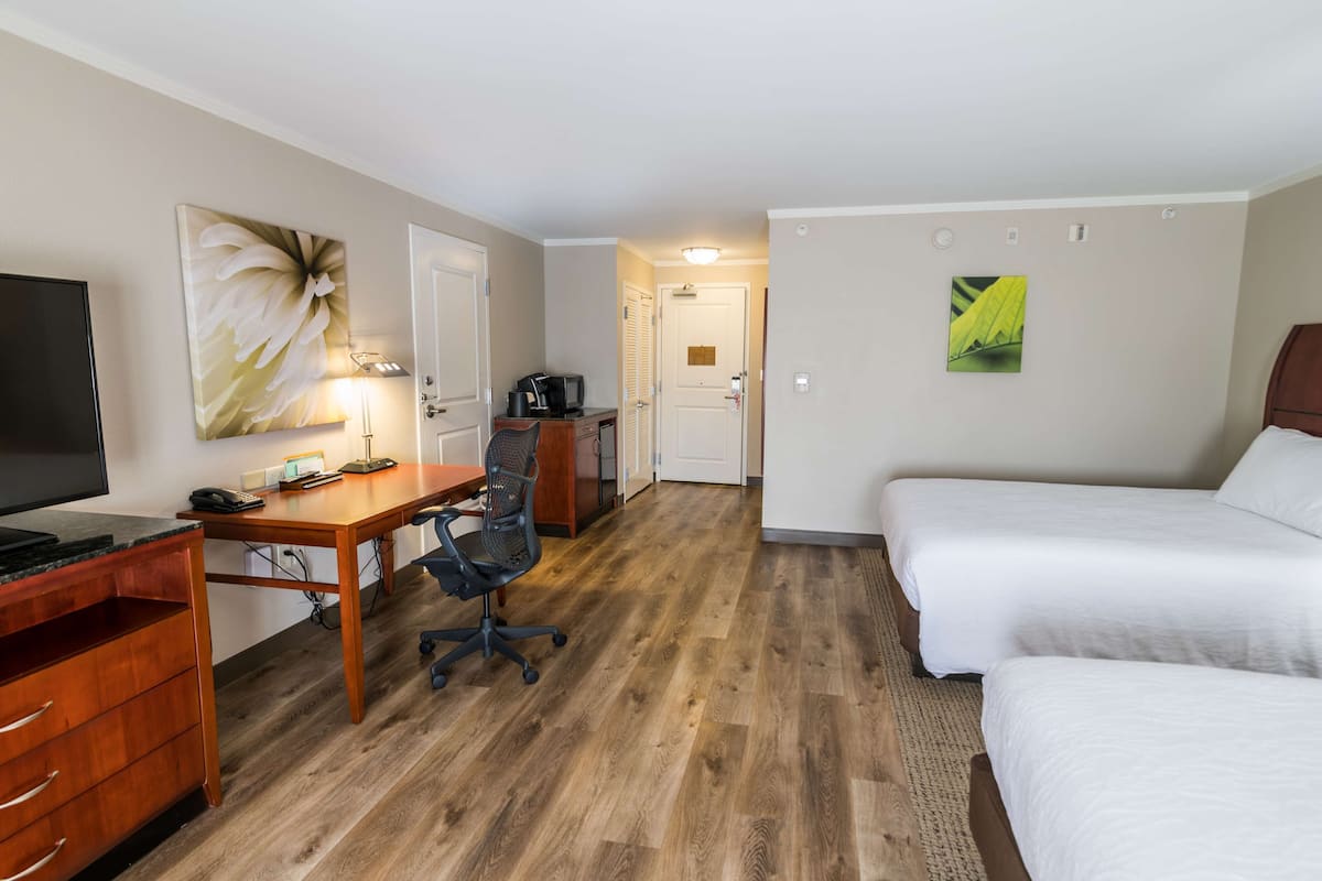 Kamer, 2 queensize bedden, toegankelijk voor mindervaliden | Luxe beddengoed, een kluis op de kamer, een bureau