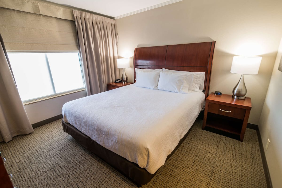 Suite, 1 slaapkamer, 1 kingsize bed | Luxe beddengoed, een kluis op de kamer, een bureau