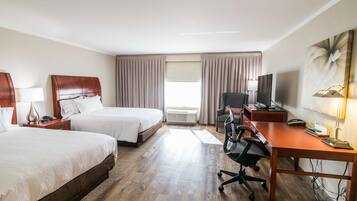 Ropa de cama de alta calidad y caja de seguridad en la habitación