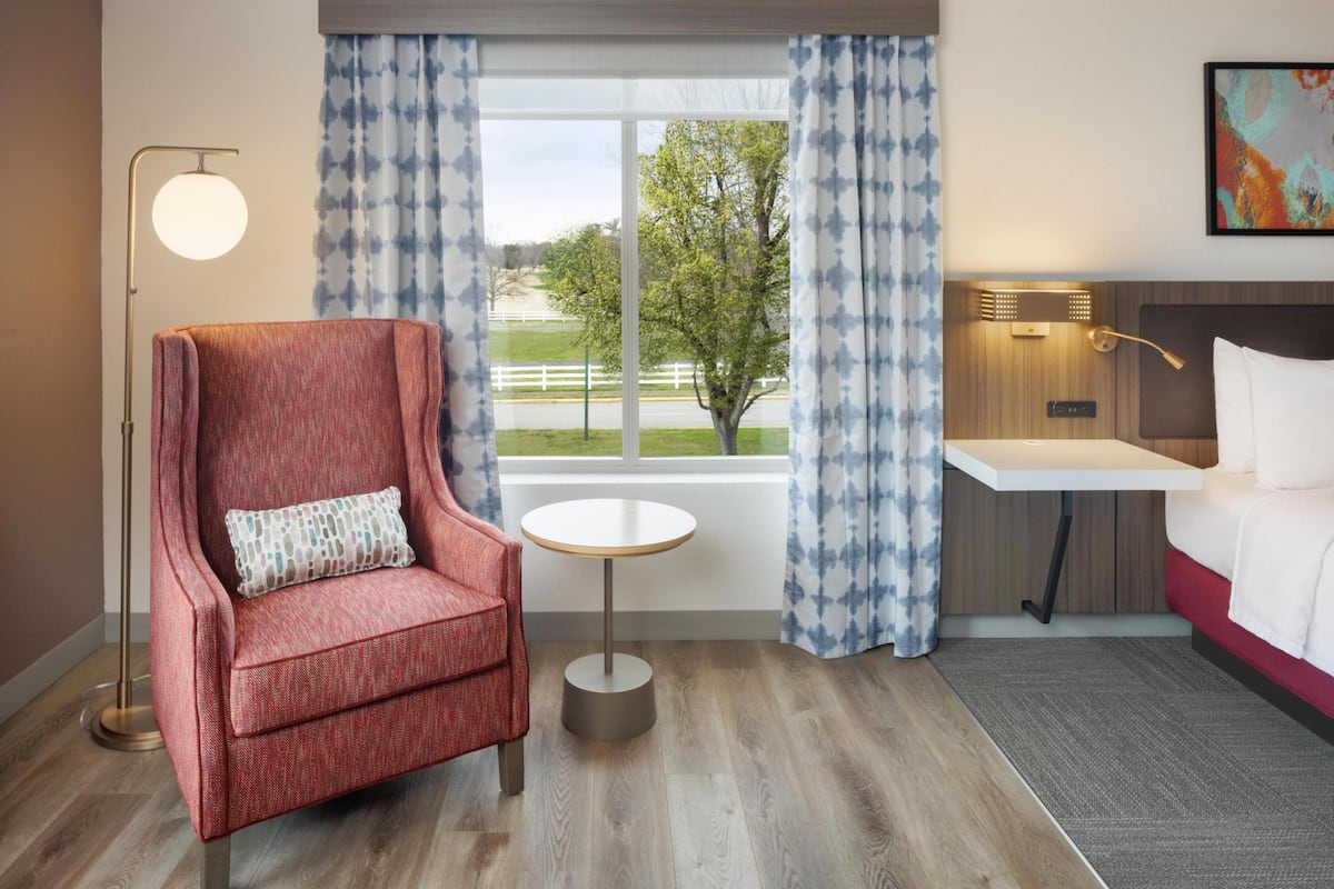 Hochwertige Bettwaren, Zimmersafe, Schreibtisch, Bügeleisen/Bügelbrett