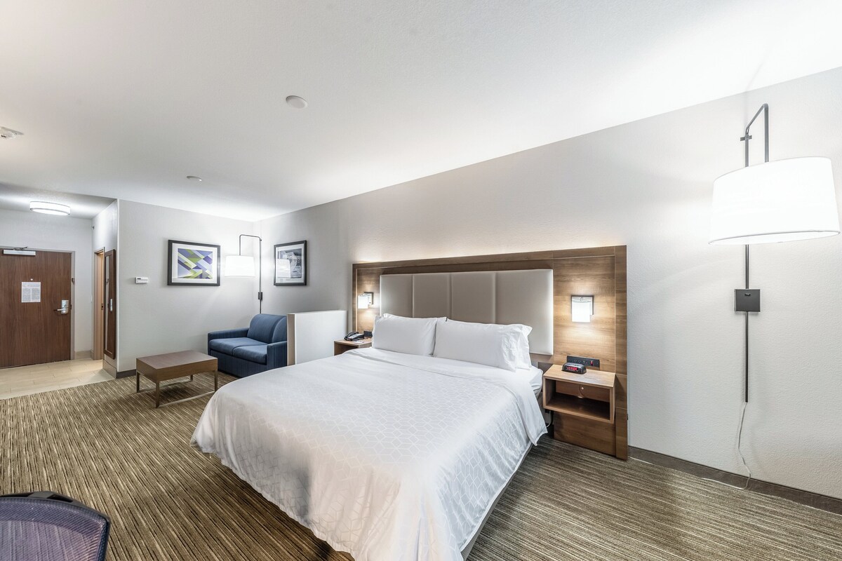 In-room safe, desk, laptop workspace, blackout drapes
