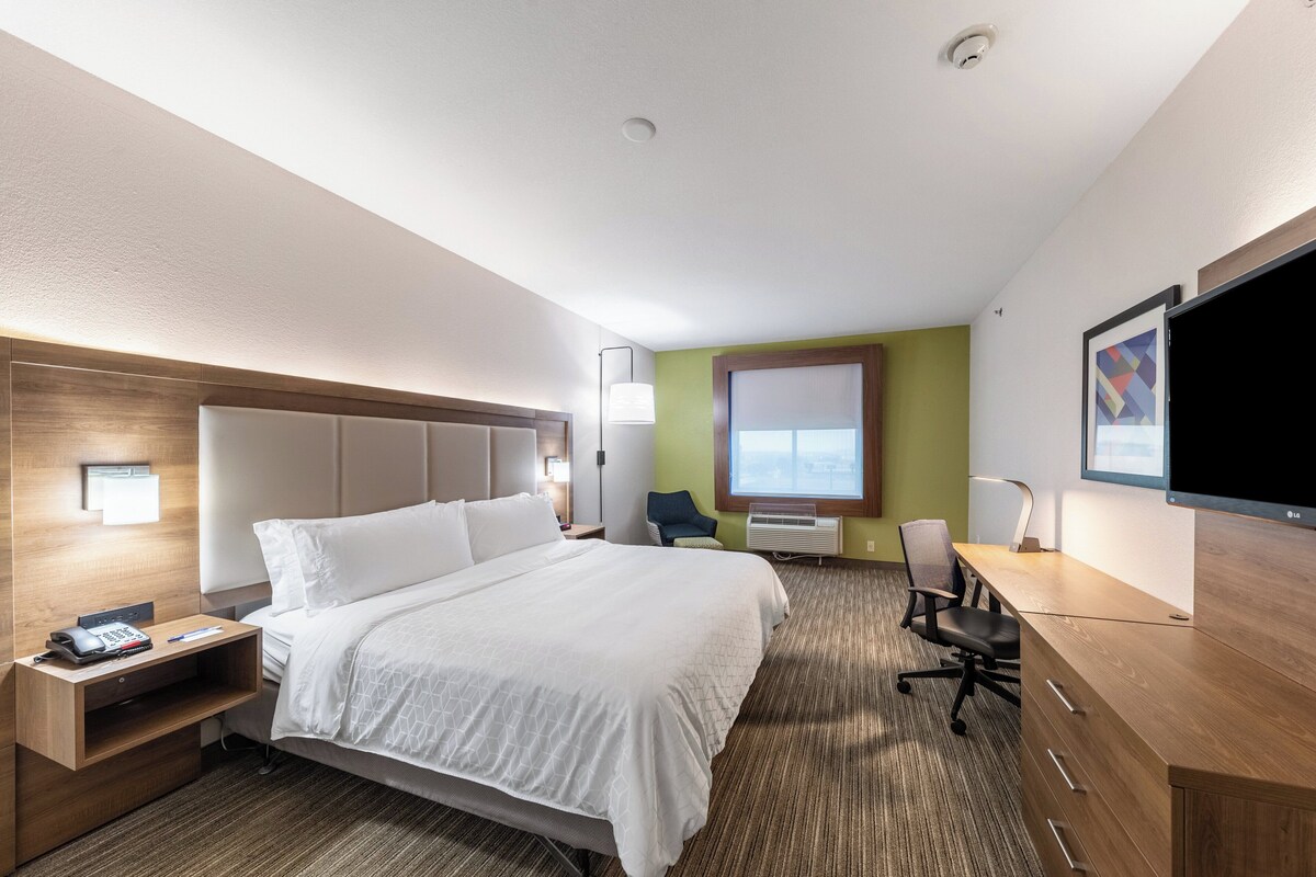 In-room safe, desk, laptop workspace, blackout drapes
