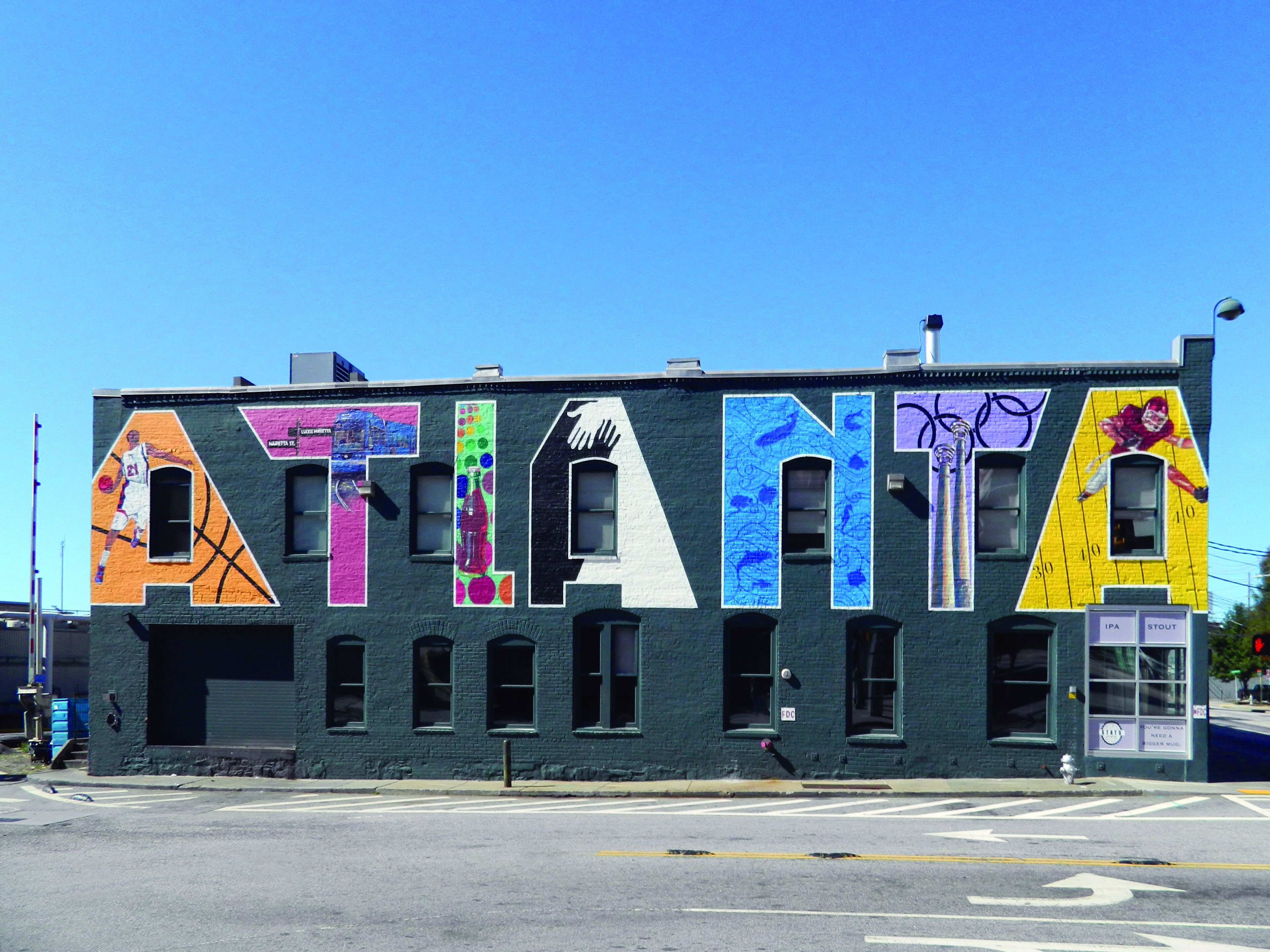 Un edificio con la palabra "ATLANTA" pintada en su fachada con letras grandes y coloridas.