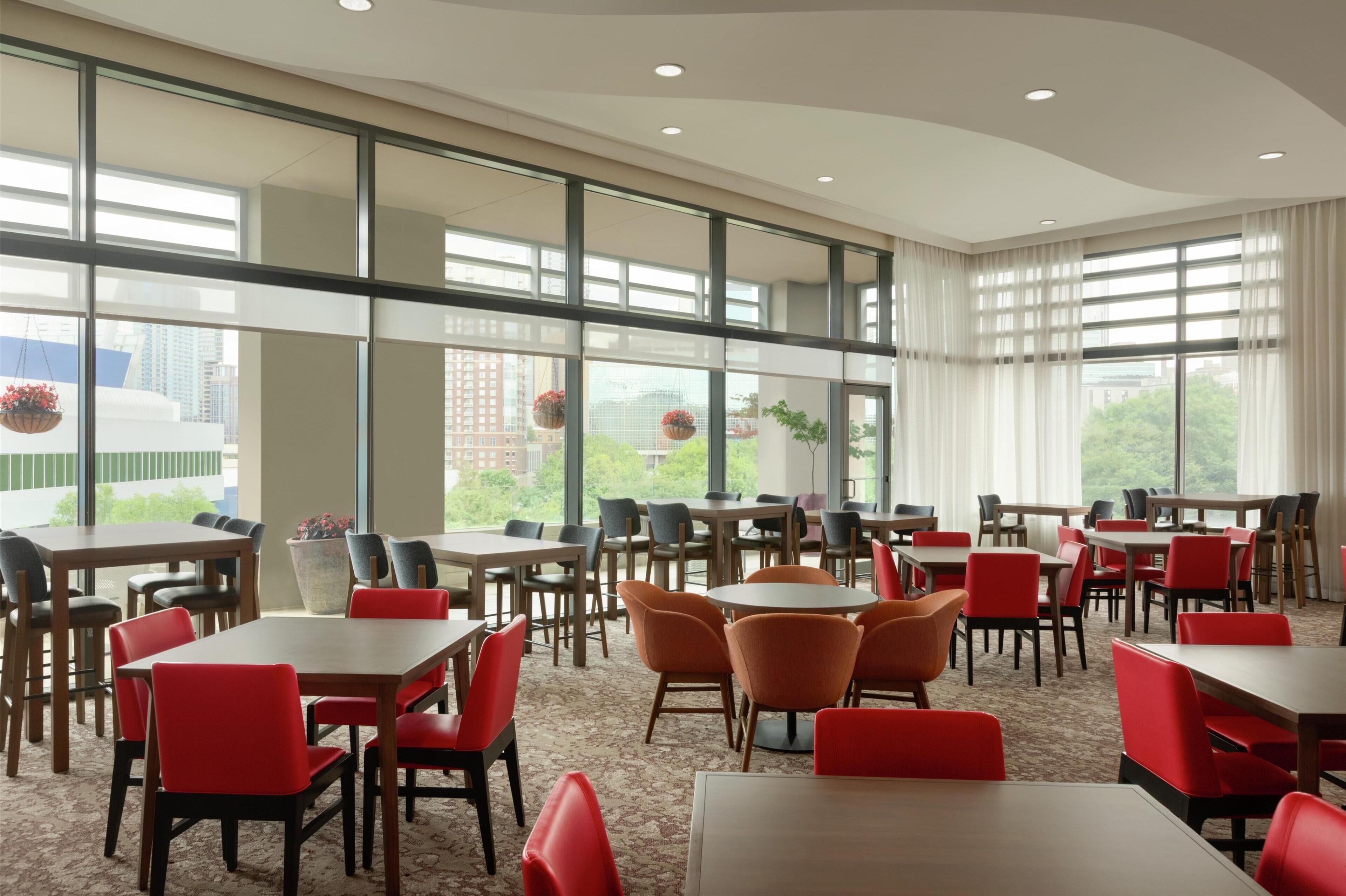 Desayuno buffet (USD 17.95 por persona) 