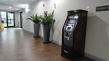 ATM/layanan bank di properti