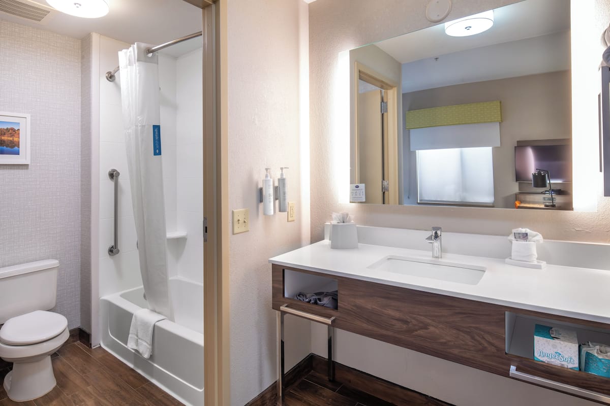 Un baño con ducha, inodoro y lavamanos.