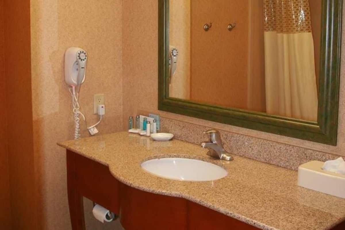 Salle de bain | Ensemble douche/baignoire, articles de toilette gratuits, sĂšche-cheveux