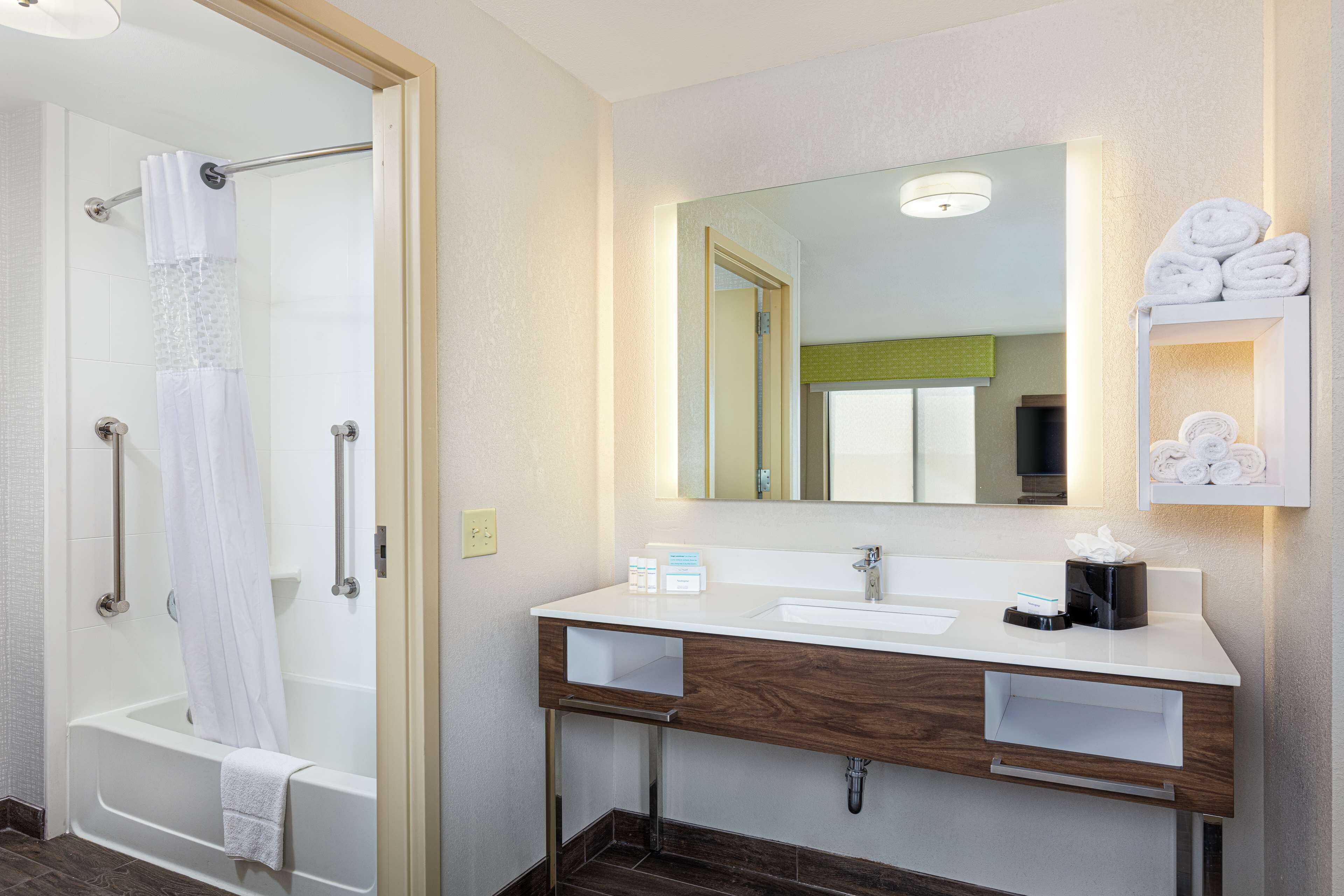 studio suite, 1 king bed, non smoking | bathroom | combined shower/bathtub, free toiletries, hair dryer, towels