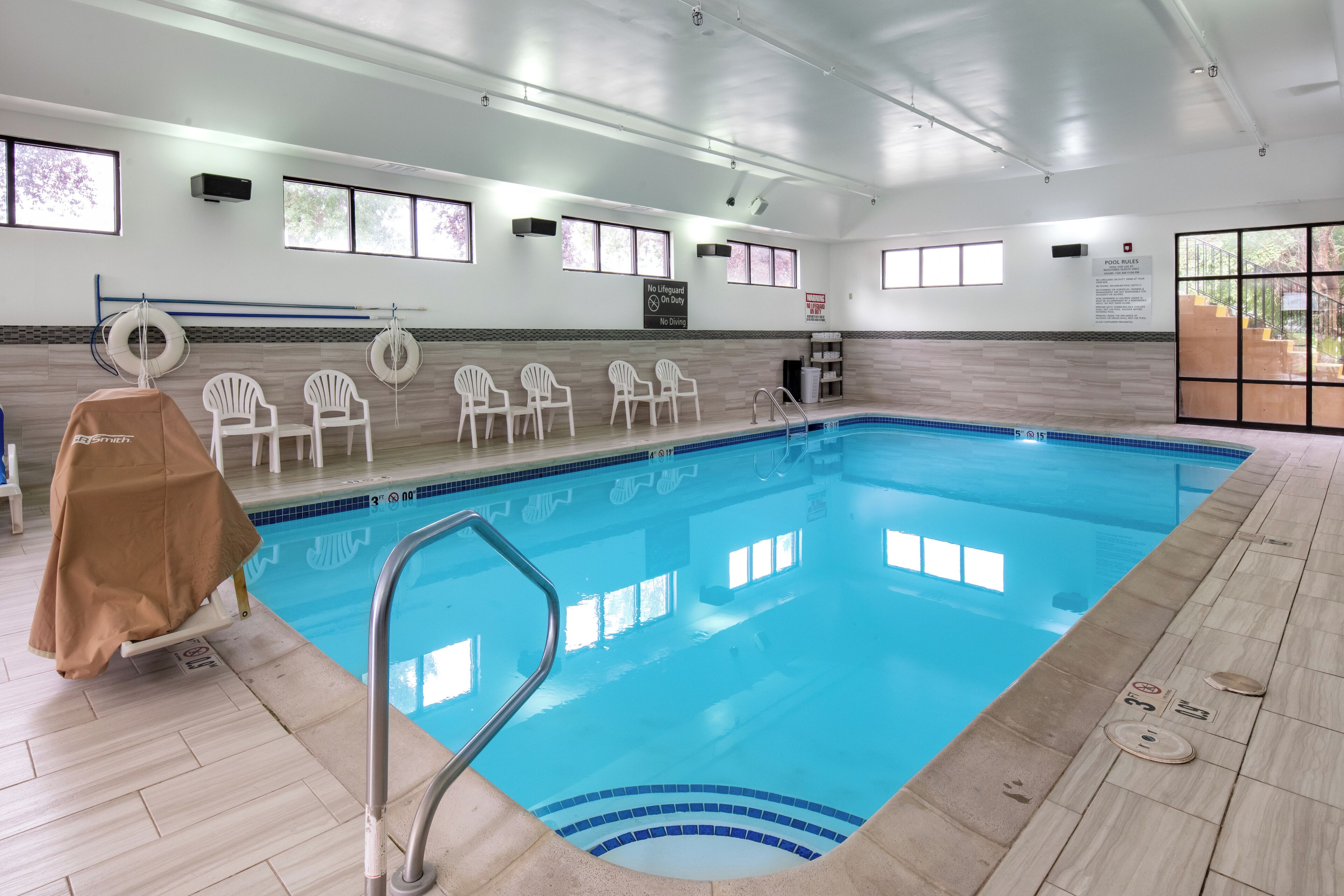 من حمّامات السباحة المغطاة