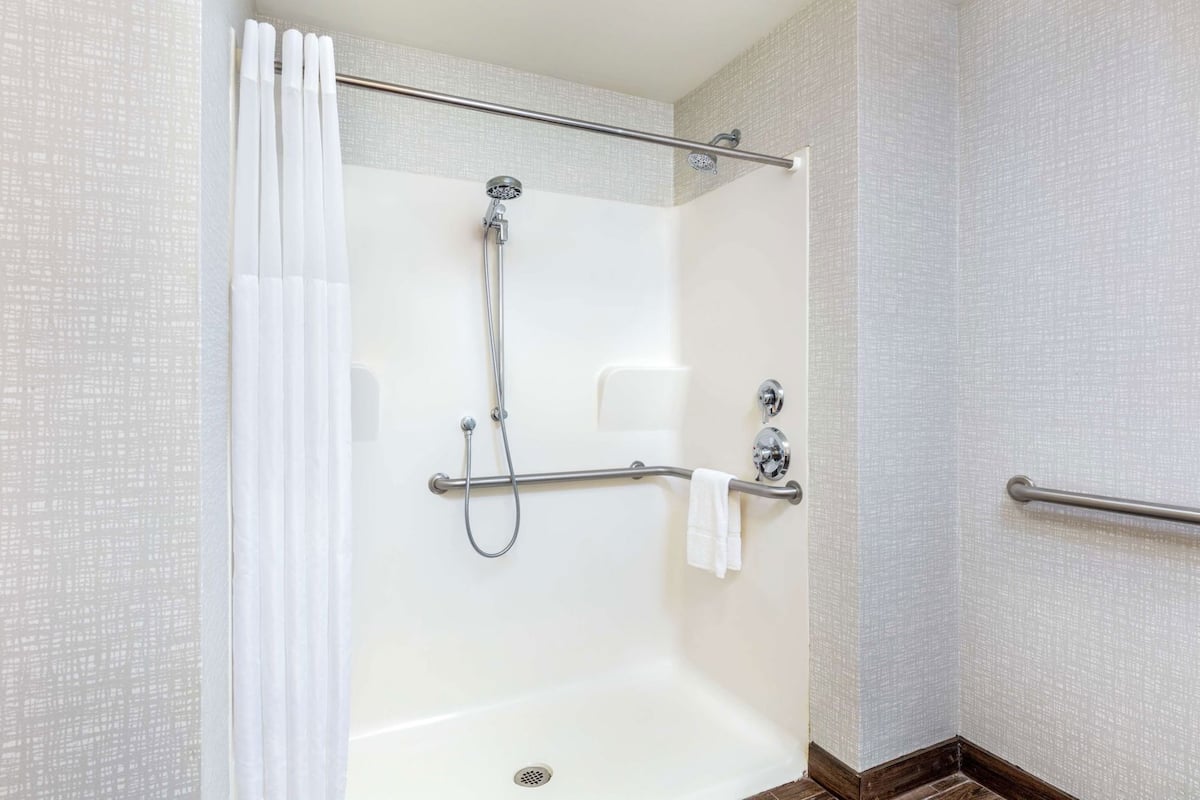 Salle de bain | Ensemble douche/baignoire, articles de toilette gratuits, sĂšche-cheveux