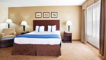 Escritorio, tabla de planchar con plancha, cunas y camas extra