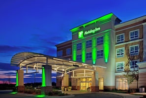 Un hôtel Holiday Inn doté d’une entrée abritée et d’une enseigne bien visible.