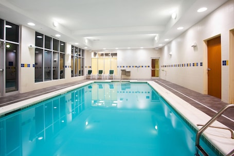 Pool. Holiday Inn Aurora North - Naperville by IHG