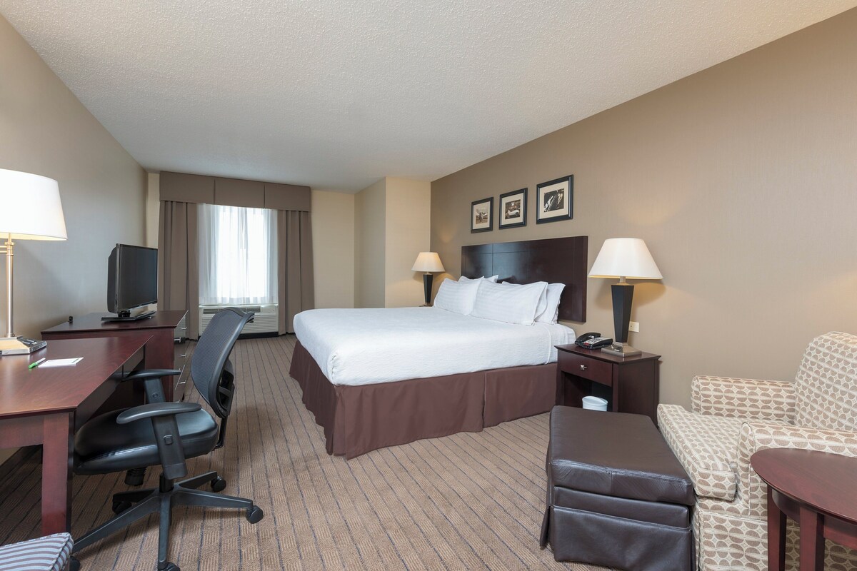 Standard Room, 1 King Bed | Desk, iron/ironing board, cribs (surcharge), rollaway beds (surcharge)