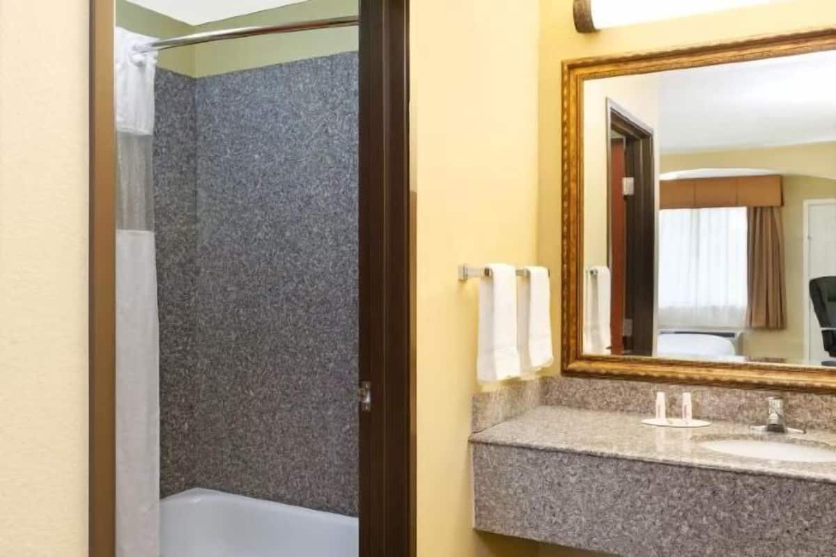 Badezimmer | Badewanne, Designer-Toilettenartikel, Haartrockner, Handtücher