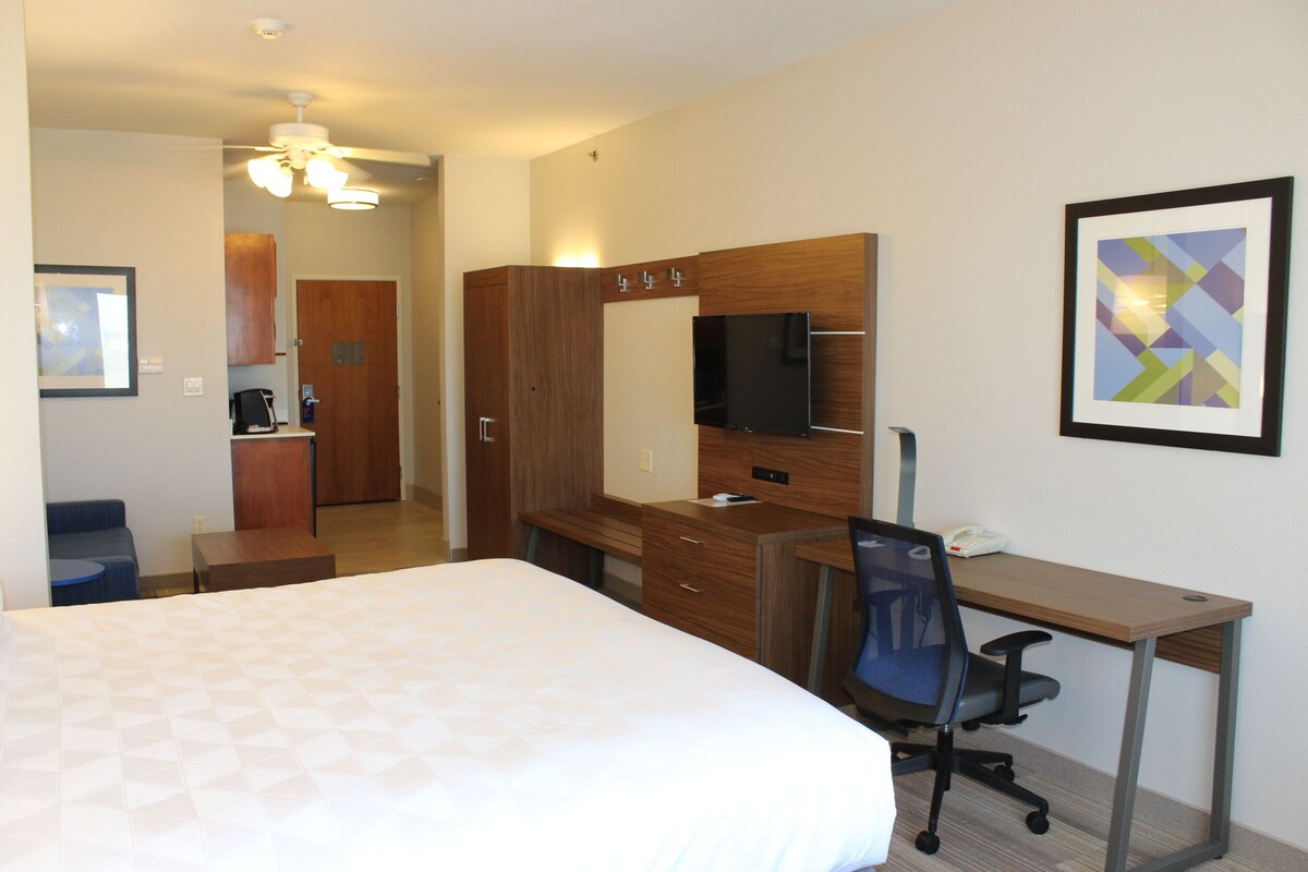 In-room safe, desk, laptop workspace, iron/ironing board