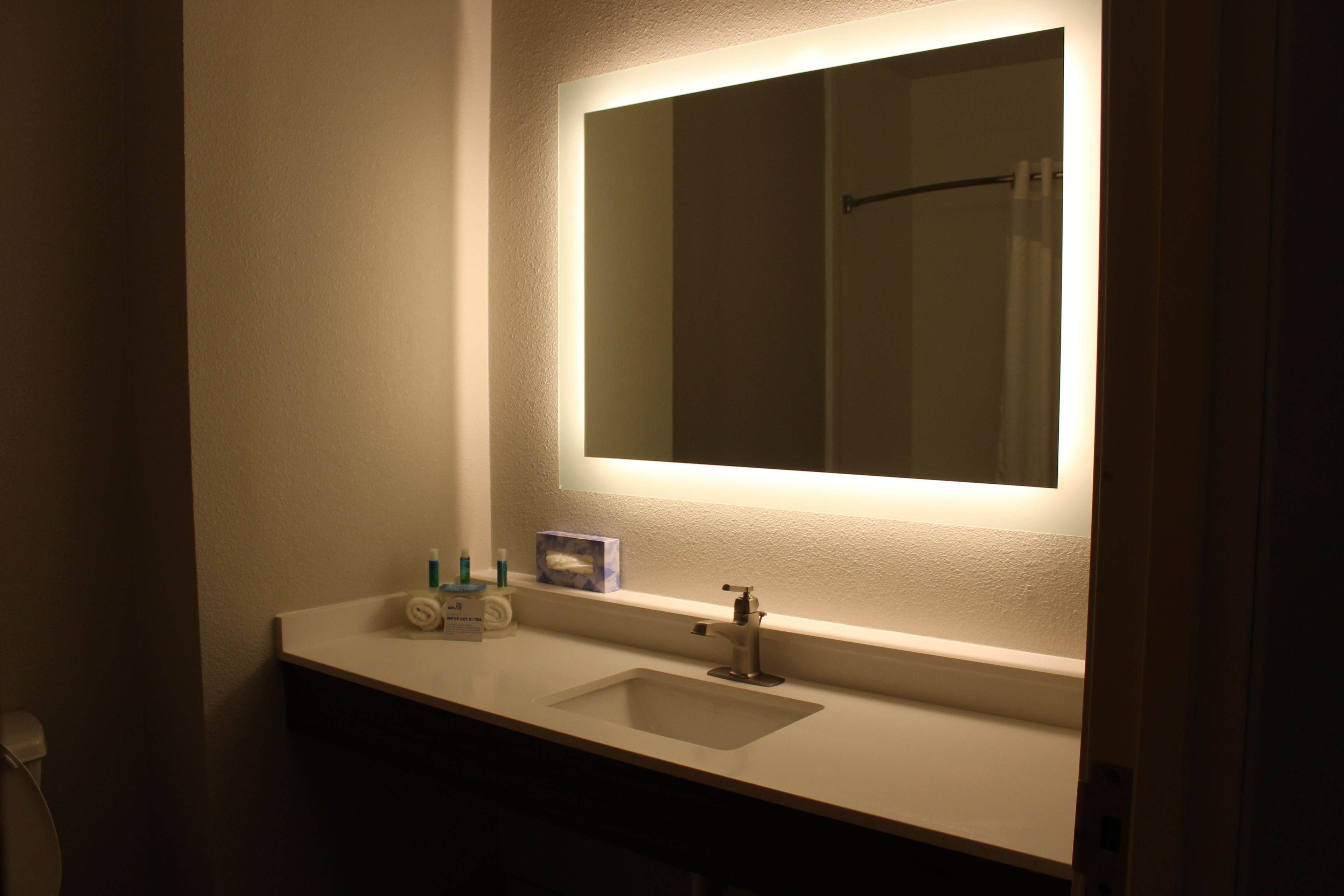 combined shower/bathtub, hair dryer, towels