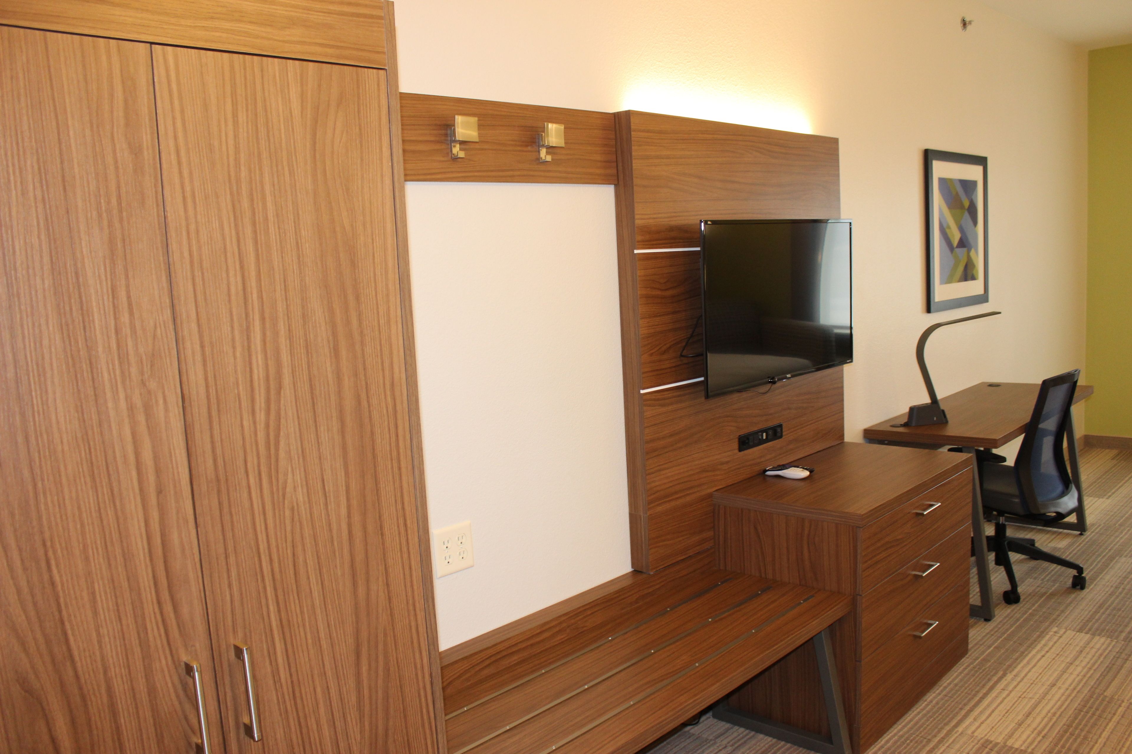 suite, 1 king bed, non smoking | 1 bedroom, in-room safe, desk, laptop workspace